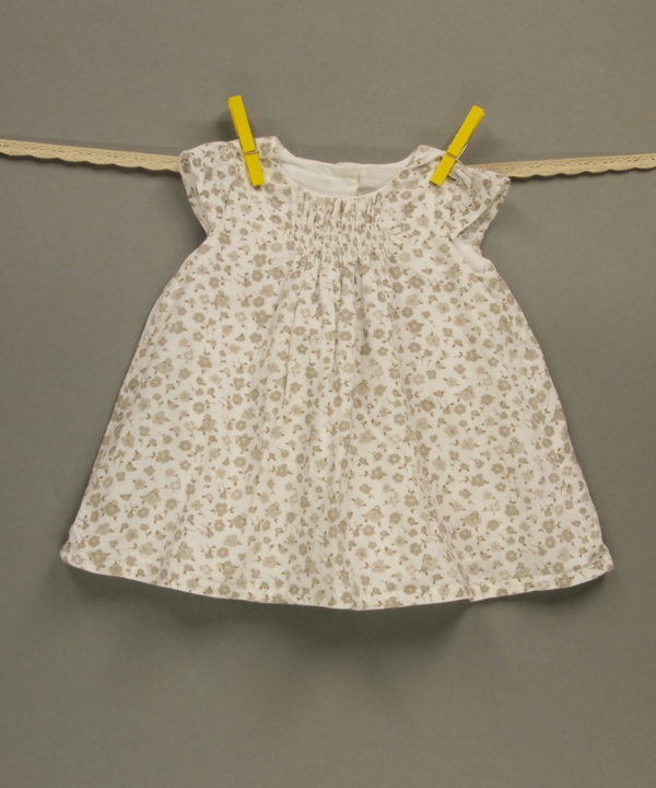 Süßes Kleid mit Raffung im Brustbereich und Blumendruck von Matalan (62/68)